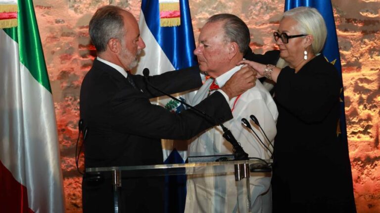 Frank Rainieri Marranzini condecorado como comendador por Italia.