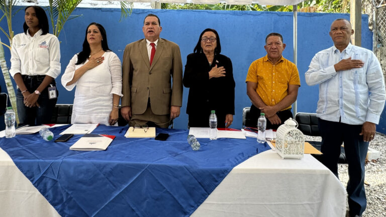 Mescyt inaugura centros de enseñanza para inglés de inmersión