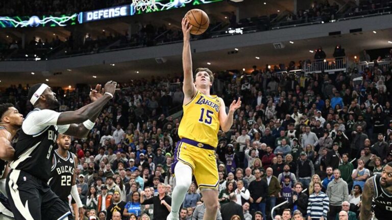 Austin Reaves se hace gigante ante los Bucks