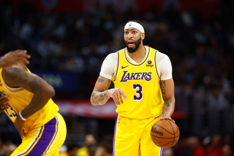 Anthony Davis lidera en la victoria ante los Wizards