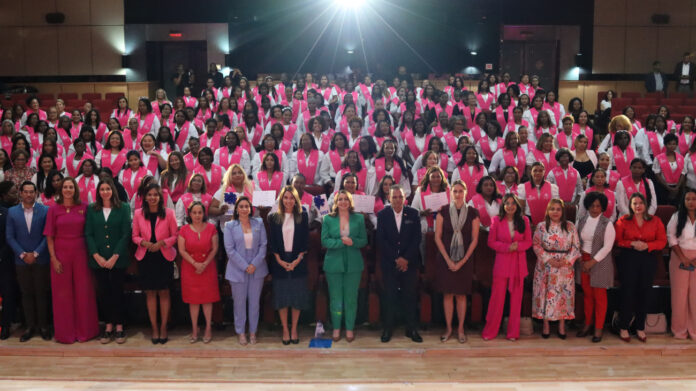 “Mujeres SUPEREmprendedoras” ya ha graduado a 964 mujeres