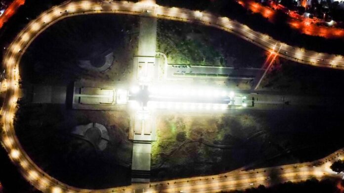 Edeeste ilumina las inmediaciones del Faro a Colón