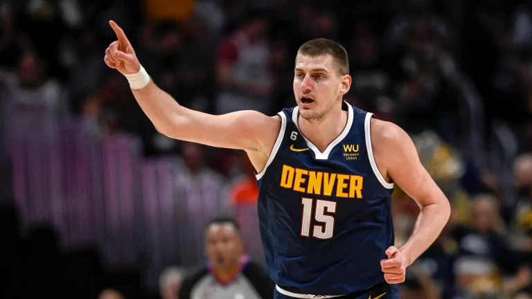 Jokic guía a Nuggets en remontada ante Raptors