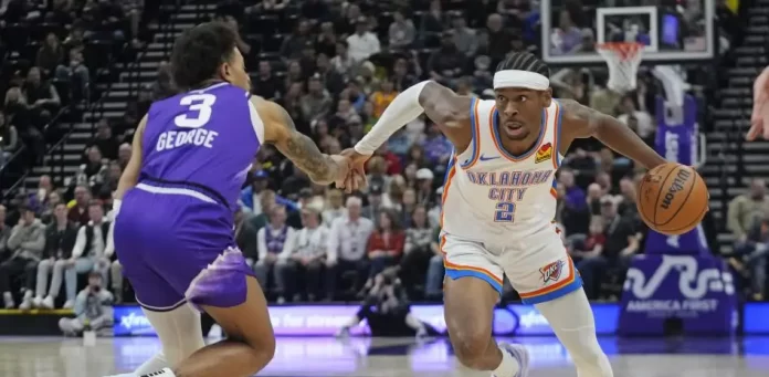 Shai-Gilgeous-Alexander-atacando-ante-el-jugador-de-los-Utah-Jazz-Keyonte-George-Ri Oklahoma sigue en lo más alto del Oeste