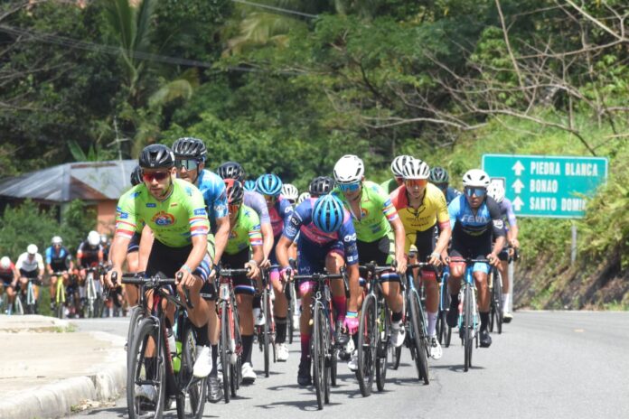 José Castillo triunfa en la montaña y es líder Vuelta Independencia