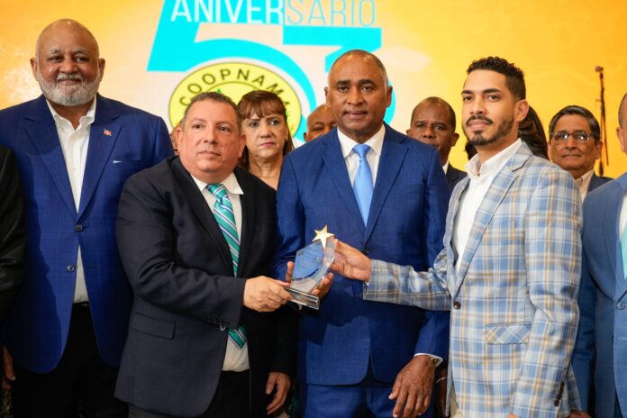 COOPNAMA reconoce contribuciones del profesor Julito Fulcar COOPNAMA reconoce contribuciones del profesor Julito Fulcar