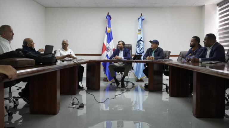 Indrhi evalúa estudios y diseño de la presa de Joca