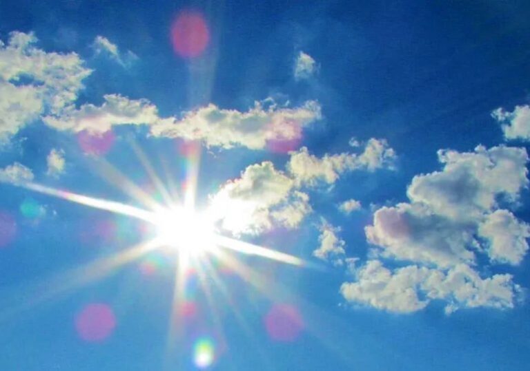 Soleado con nubes dispersas