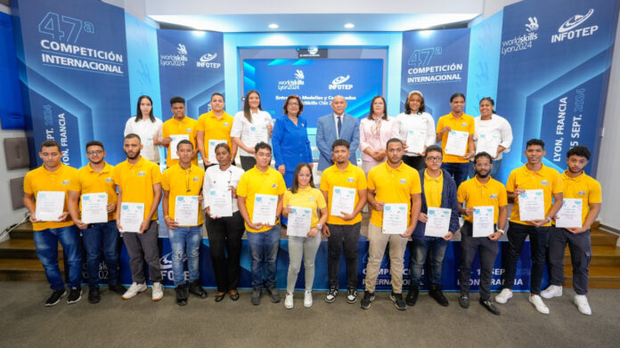 Competidores reciben certificado de participacion en anteriores WoldSkill Infotep anuncia RD participará en WorldSkills Lyon, Francia