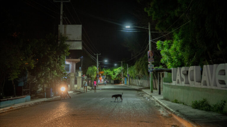 Edesur ilumina cuatro comunidades en Azua