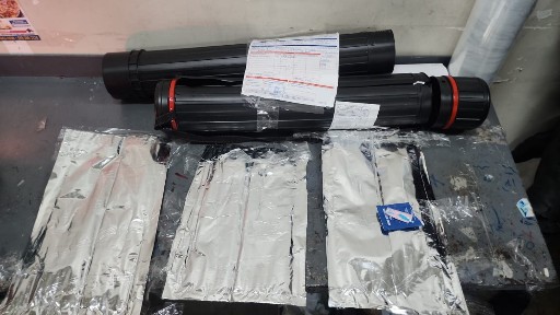 Operativo antidrogas incauta cocaína escondida en relojes de pared y portaplanos