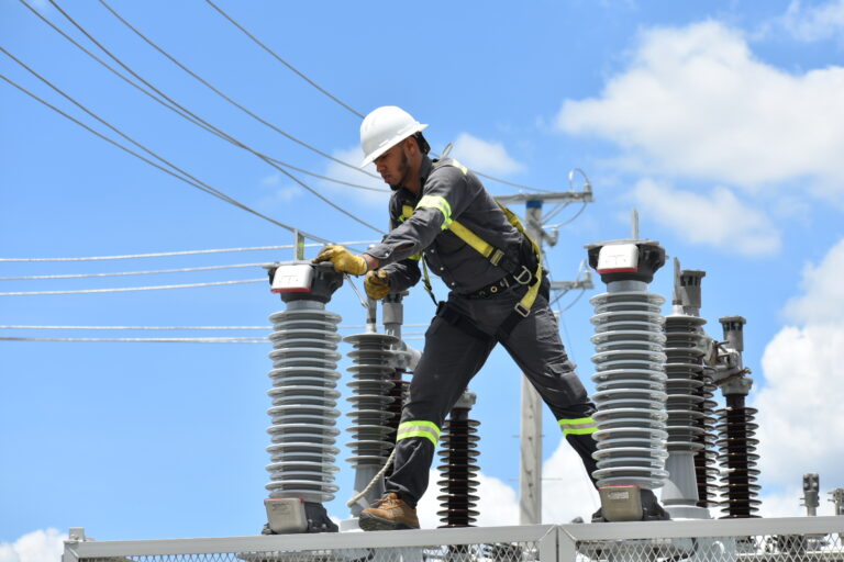 ETED realiza trabajos de mantenimiento en el servicio eléctrico