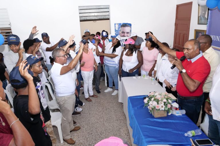 Julito Fulcar juramenta nuevos miembros en apoyo
