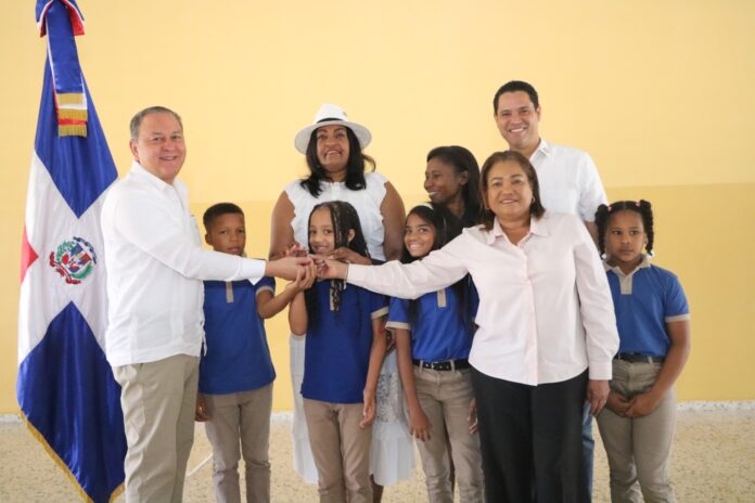 Minerd entrega escuelas básicas en el Distrito 15-06 de SD