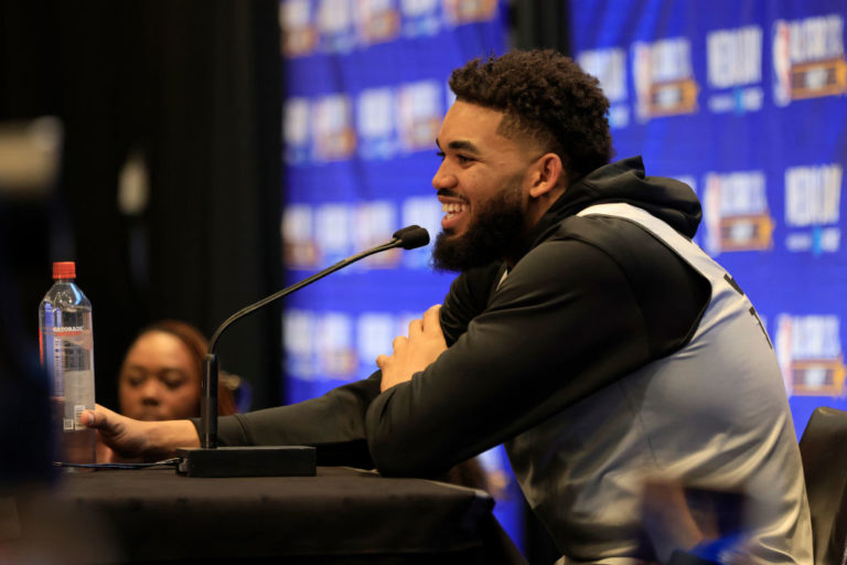 Towns gana Premio Campeón de Justicia Social Kareem Abdul-Jabbar