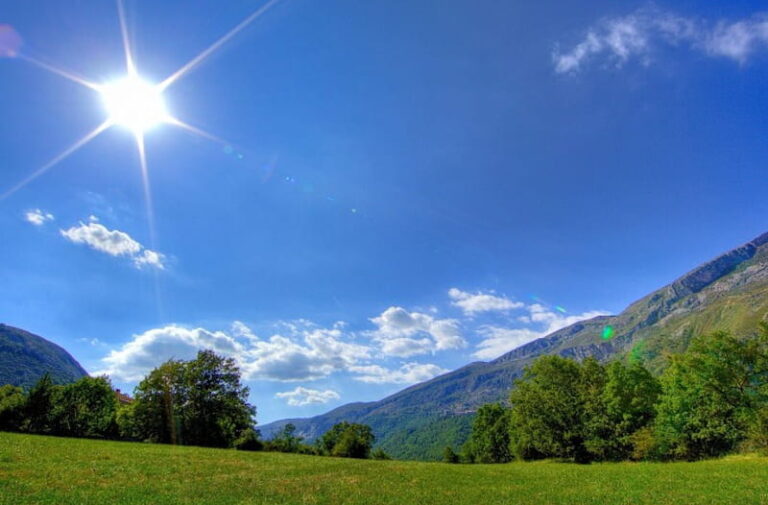 Cielo soleado y temperaturas calurosas