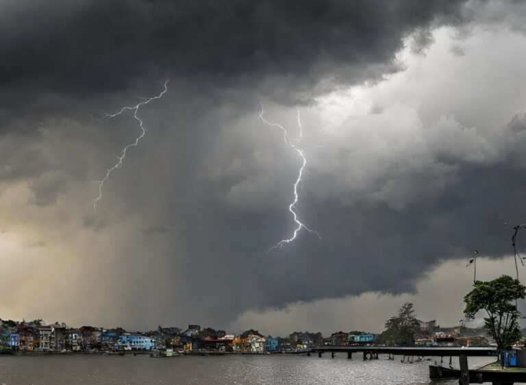 Aguaceros con tormentas eléctricas y ráfagas de viento