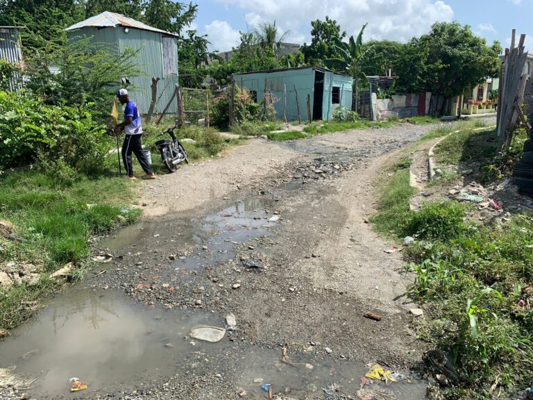 Residentes en las Colinas Bani solicitan intervención de autoridades por mal estado de una cañada en la zona