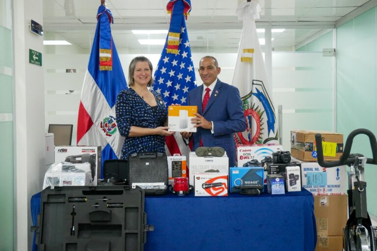La Embajada de EE.UU. entrega equipos a la DNCD