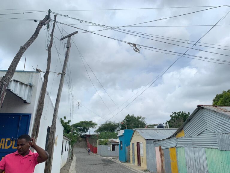 Sector Brisa del Norte espera intervención de EDESUR por Mal estado del tendido eléctrico