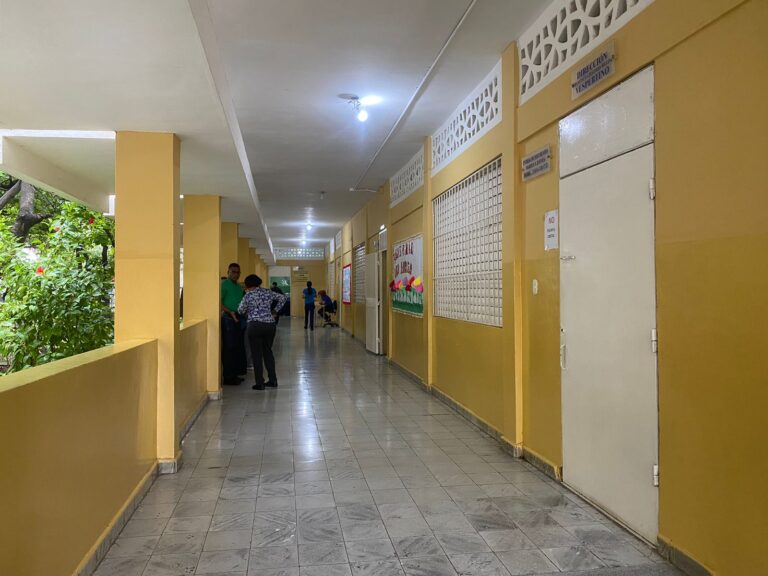lluvias causan baja de asistencia en Liceo Francisco Gregorio Billini