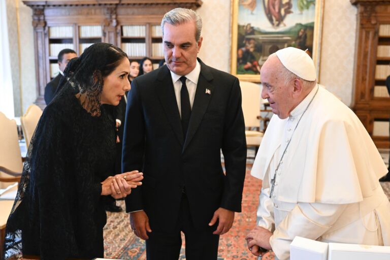 Encuentro de Abinader con el Papa Francisco en el Vaticano