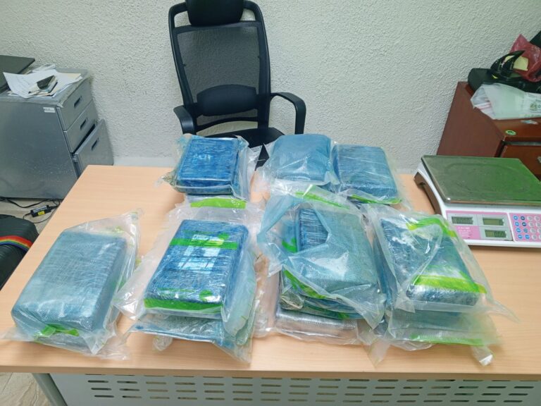 Arrestan a hombre vinculado al decomiso de 20 paquetes de cocaína