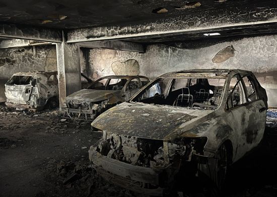 Incendio destruye vehículos en el sótano de una plaza en Santiago