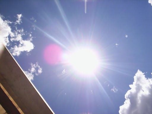 Soleado y sensación calurosa