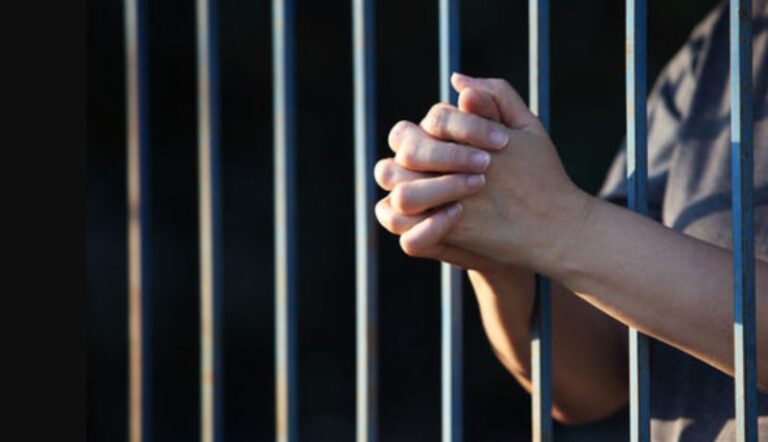 Muere privado de libertad en riña