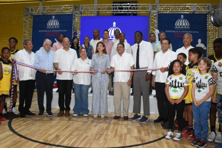 Raquel Peña entrega el remozado del Club Deportivo GUG