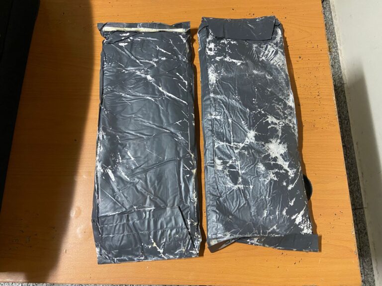 Incautan dos láminas de presunta cocaína