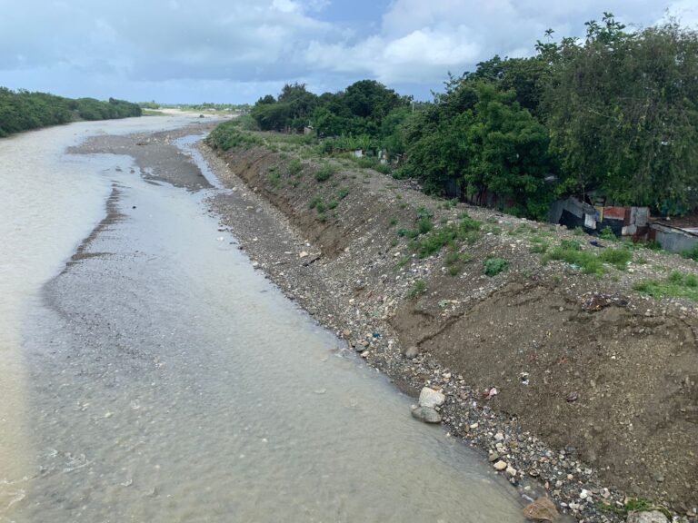 Ante lluvias registradas residentes a orilla del Rio Bani pide culminación de muro de contención