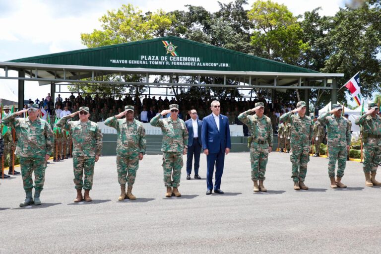Abinader entrega nueva flotilla de vehículos al Ejército Nacional