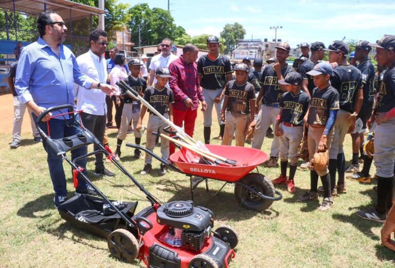 Yankees y el Inefi entregan equipos de mantenimiento al play La Zafra