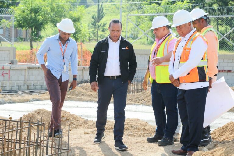 Milton Morrison supervisa construcción de subestación en Rancho Arriba