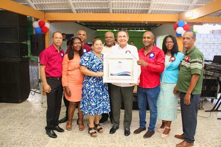 Asociación Dominicana de Profesores  seccional  Baní- Matanzas  entrega reconocimiento al senador de Peravia  Milcíades Franjul