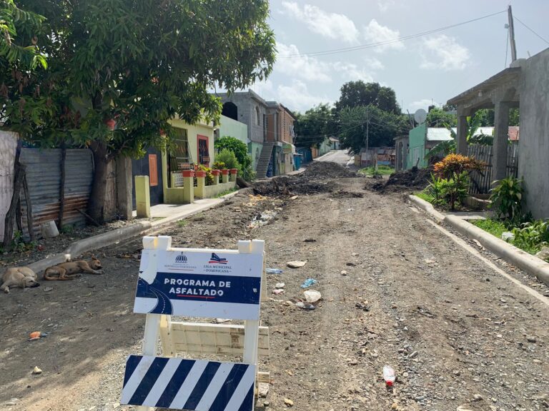 Obras Públicas inicia trabajos para asfaltados de calles en las Colinas de Baní