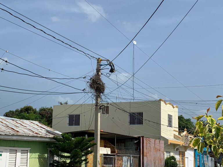 Tendido eléctrico de calle 4 las Colinas de Baní en estado critico