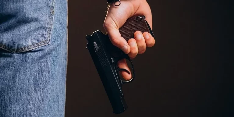 Hombre asesina a mujer y luego se suicida en residencial