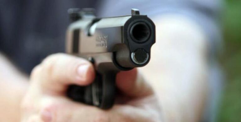 Hombre muere y mujer resulta herida en ataque a tiros en Valverde
