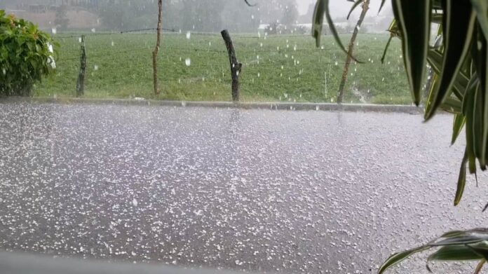 Ventarrón y granizada causan estragos en Jarabacoa