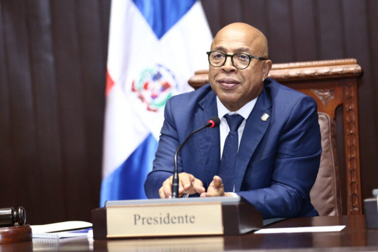 Alfredo Pacheco recibe certificado para ejercer su quinto período como Diputado
