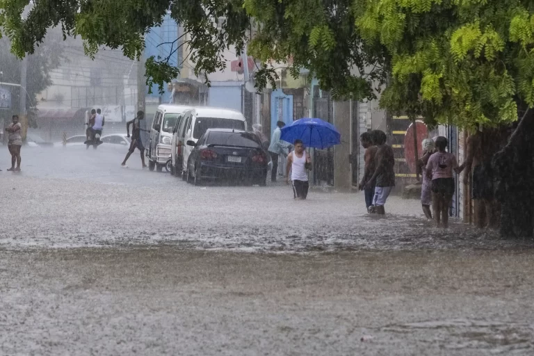 Lluvias torrenciales provocan inundaciones en el DN y SD