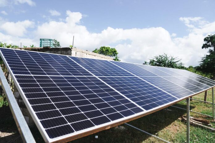 MEM beneficia a comunidad de El Seibo con electrificación solar