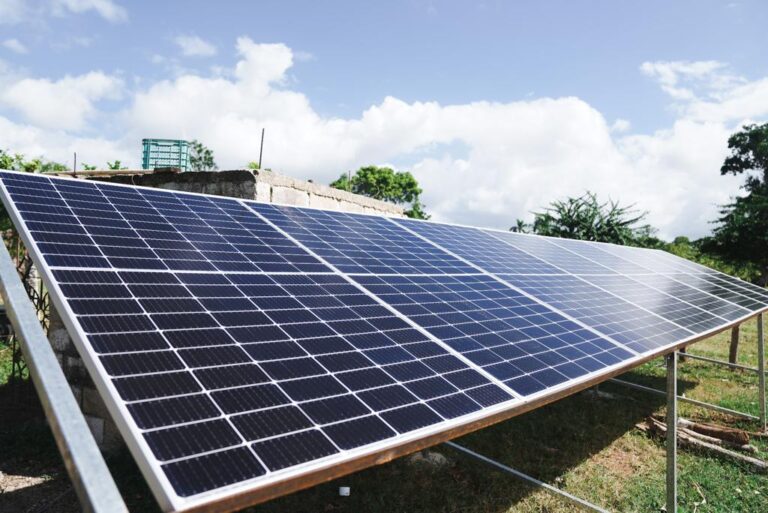 MEM beneficia a comunidad de El Seibo con electrificación solar
