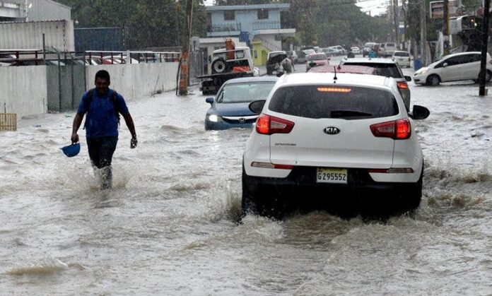 Vaguada y onda tropical generando aguaceros en varias provincias