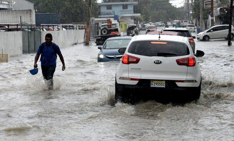 Vaguada y onda tropical generando aguaceros en varias provincias