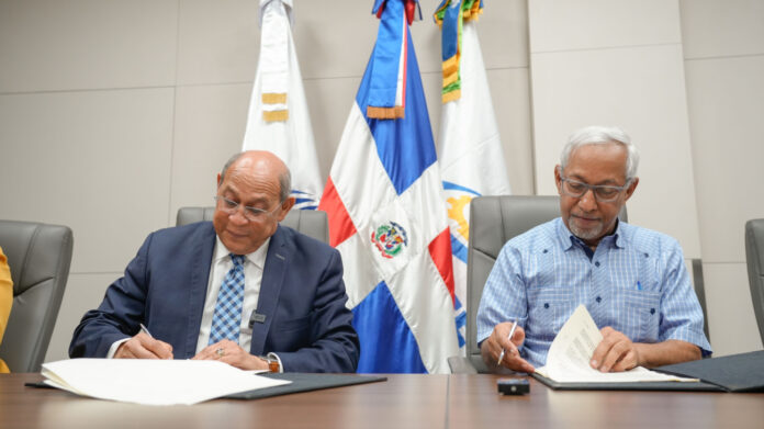 Rafael Santos Badía director general INFOTEP y el Ministro de Educación Ángel Hernández firman convenio 2 Acuerdo entre Minerd e Infotep para reducir la deserción escolar