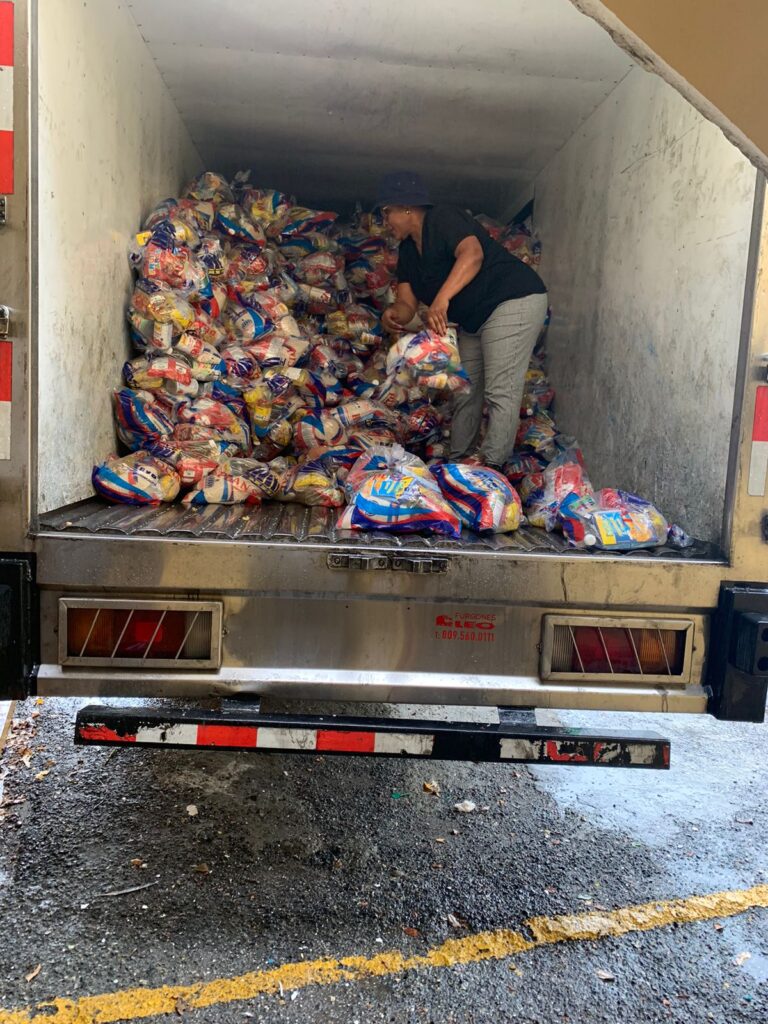 Plan Social de la presidencia entrega raciones alimenticias en Peravia